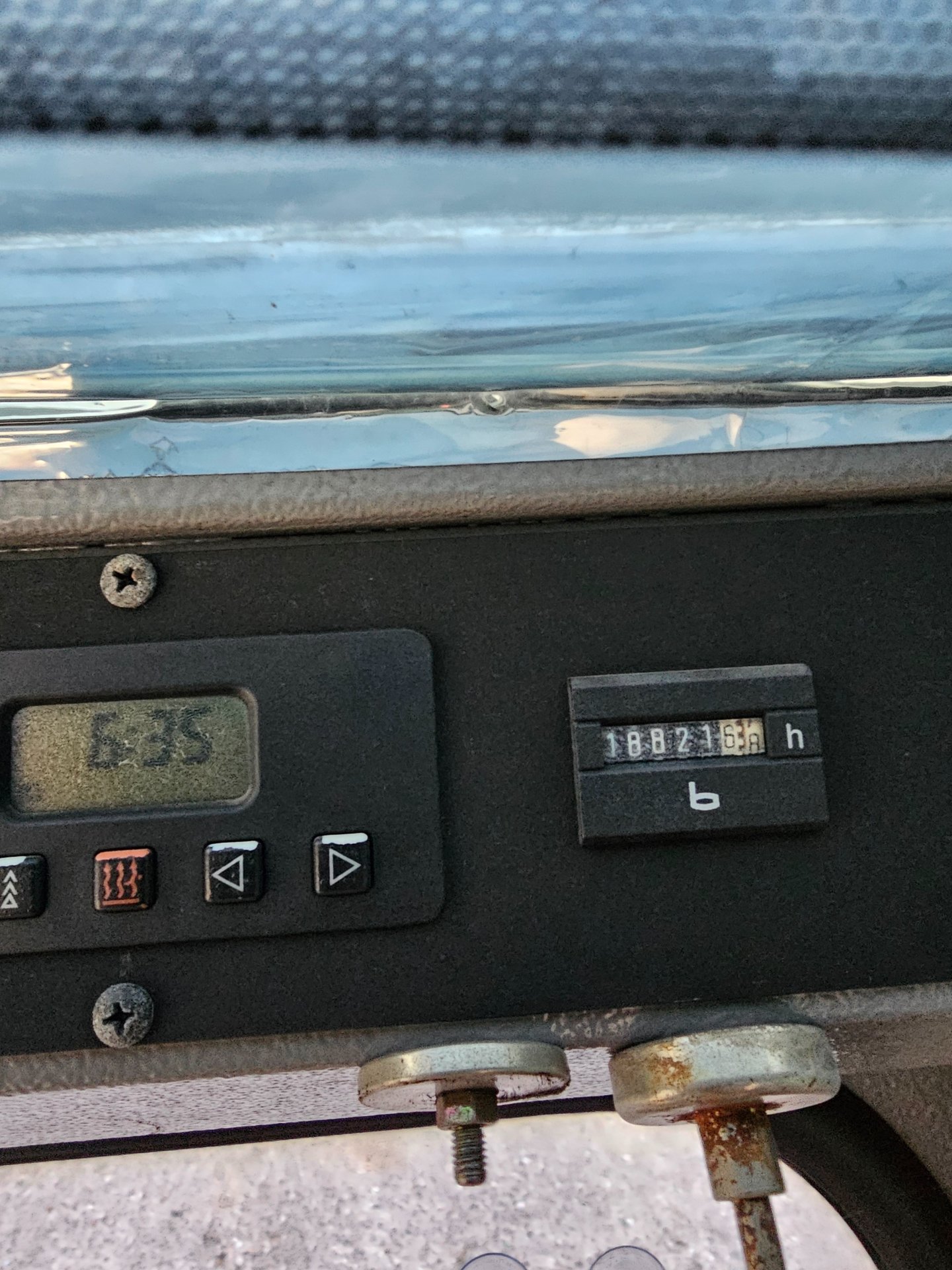 LTM 1500-8.1 Gauges & Hours 2