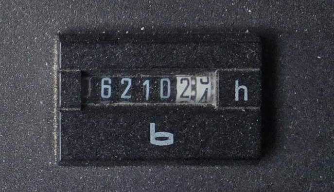 LTM 1130-5.1 Gauges & Hours 2