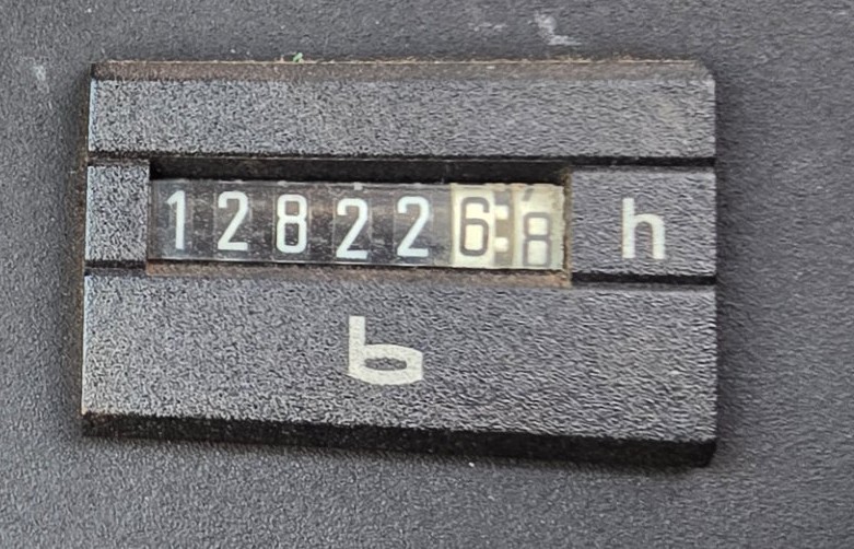 LTM 1130-5.1 Gauges & Hours 3