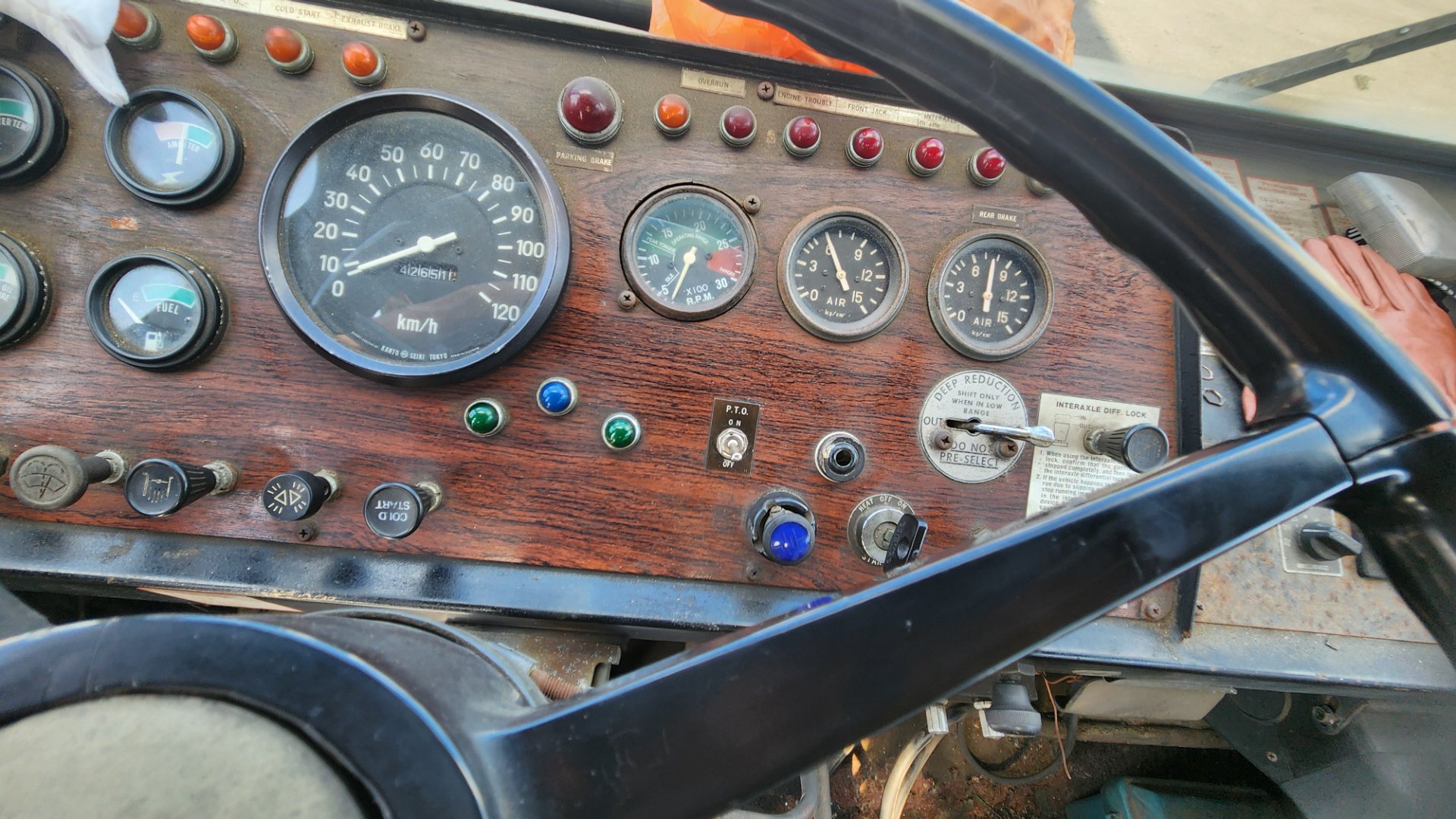 NK 1600 Gauges & Hours 1
